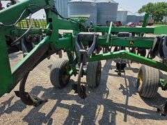 John Deere 2700 – 9 Shank Disc Ripper with Hydraulic Rear Disk Leveling Bar, Single Point Depth Cont