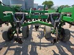John Deere 2700 – 9 Shank Disc Ripper with Hydraulic Rear Disk Leveling Bar, Single Point Depth Cont