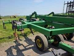 John Deere 2700 – 9 Shank Disc Ripper with Hydraulic Rear Disk Leveling Bar, Single Point Depth Cont