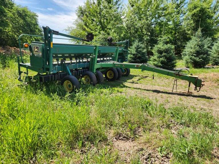 John Deere 1530 Drill on John Deere 1570 Cart, 20’ Minimum Till Drill with Markers, No Monitor, Has 