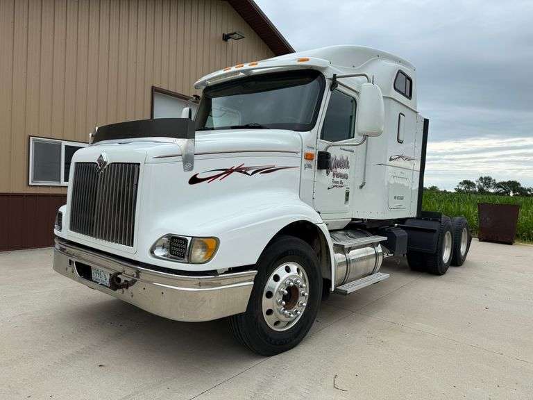 2006 International 9200i Semi with Sleeper, 665,108 Miles, Cumins ISX 15 Engine, 10 Speed Transmissi