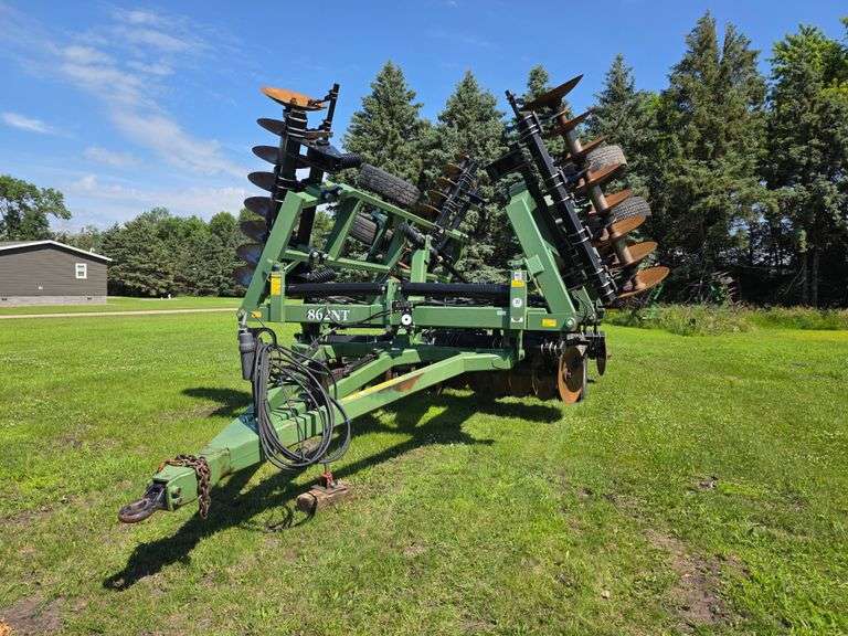 Wishek 862NT Tandem Disk, 30’, Rotary Scrapers, Approx 29” Front Blades, Approx 29” Rear Blades, 385