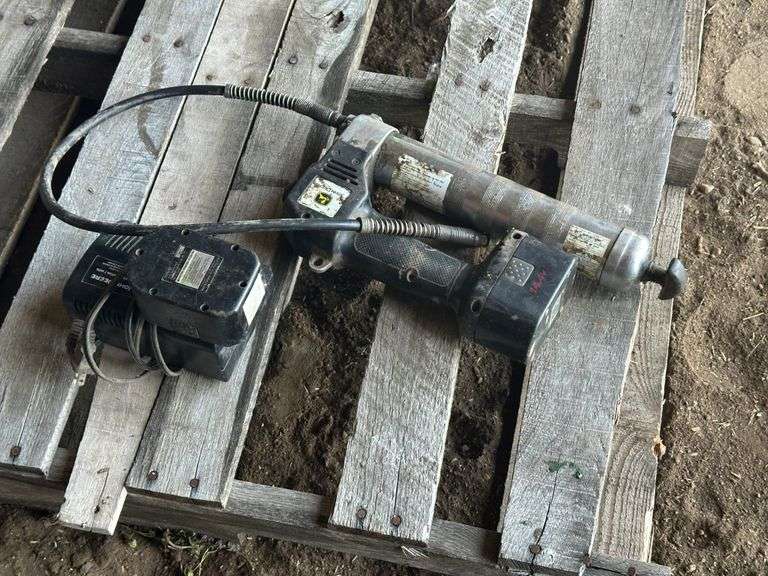14.4 Volt Battery Operated Grease Gun with 2 Batteries and Charger, Woks as it Should per Seller
