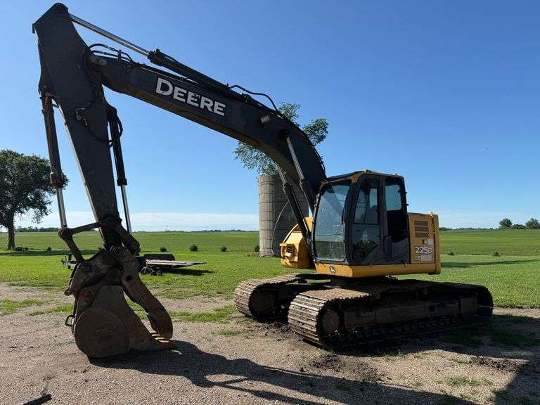 John Deere 225D LC Excavator, 7,340 Hours, 32” Tracks, 30” Bucket, Hydraulic Thumb, SN: 1FF225DXAA05