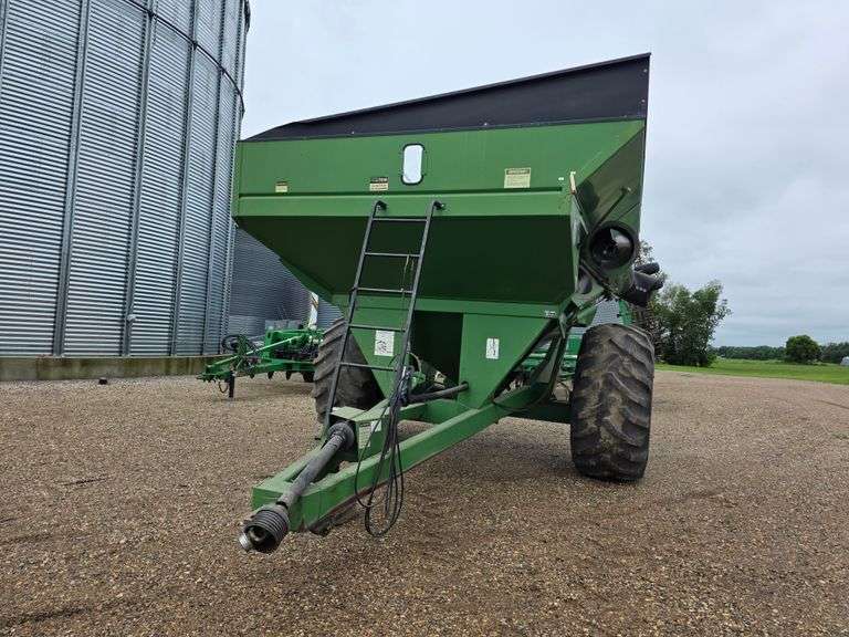 Brent by Unverferth 774 Grain Cart, Front Corner 17” Auger, Large 1000 PTO, 30.5L-32 Tires, Rear Lig