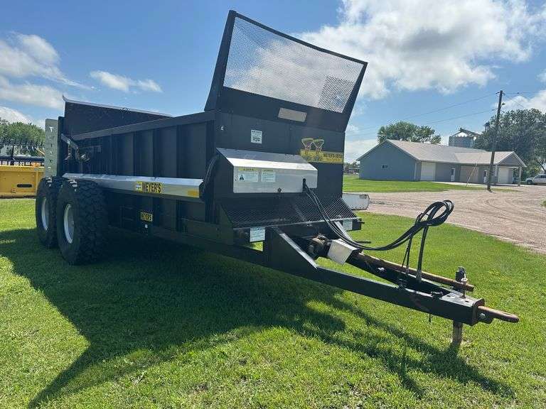 Myers VB750 Manure Spreader, Vertical Beater, Large 1000 PTO, Hydraulic Slop Gate, 16:00 x 20 Tires,