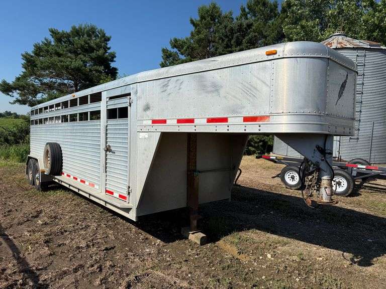 2001 Featherlite 6.7’ x 24’ Aluminum Gooseneck Livestock Trailer, Tandem Axle, 2 Dividers, Good Floo