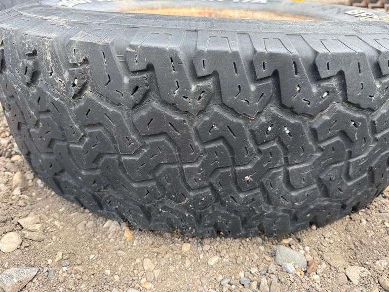Used LT265/75R16 Tire on 6 Bolt Rim, (Tire is Bad)