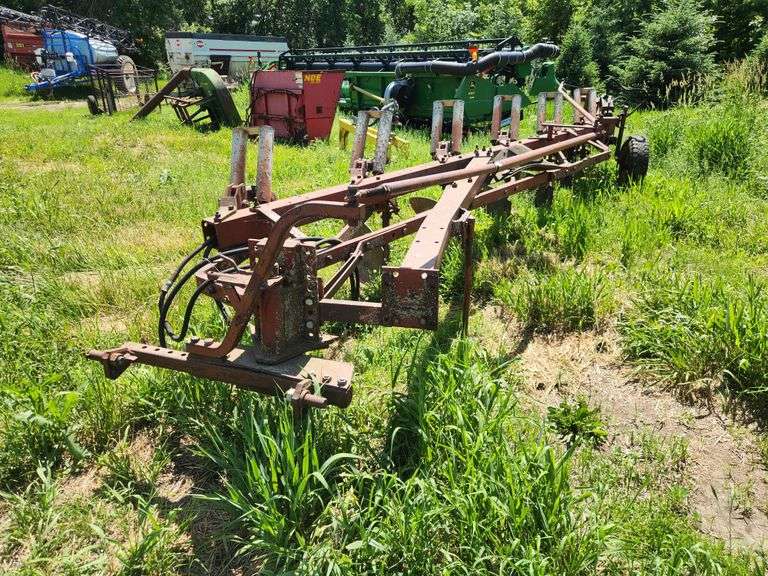 IHC 700 – 6 Bottom Plow, 6-18”, One Bottom is Broke Off, Selling As-Is. This Item is Located in Sout