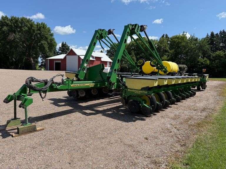 John Deere 1770 Conservation 24R30” Planter, 3 Bushel Boxes, (2) 200 Gallon Liquid Fertilizer Tanks 