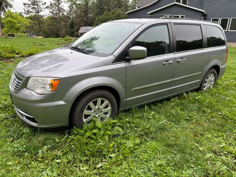 2014 Chrysler Town and Country Van, 140K Miles, Leather, DVD Player, 3.6L, 17” wheels, VIN:2C4RC1BG4