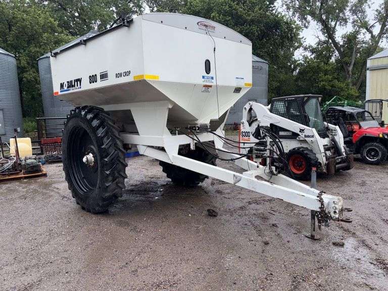 Mobility 800 Row Crop Fertilizer Spreader, Pull Type, 60’ Spread, 380/90R46 Singles, Adjustable Axle