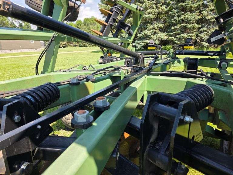 Wishek 862NT Tandem Disk, 30’, Rotary Scrapers, Approx 29” Front Blades, Approx 29” Rear Blades, 385