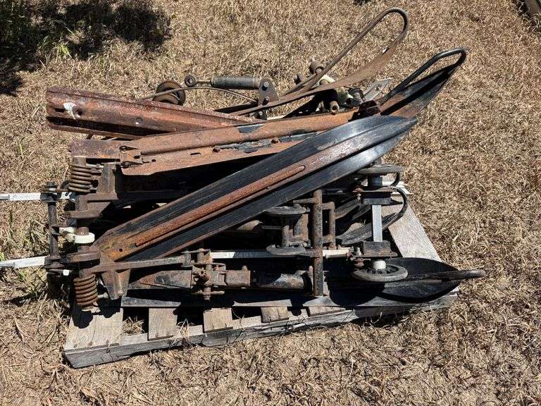 Pallet of Misc Skis