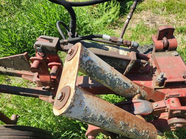 IHC 700 – 6 Bottom Plow, 6-18”, One Bottom is Broke Off, Selling As-Is. This Item is Located in Sout