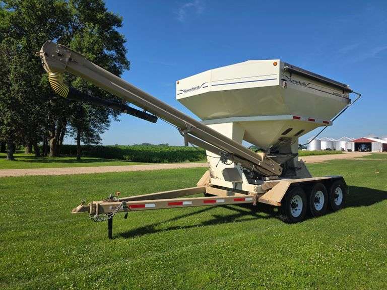 Unverferth Seed Runner 3750 Tri Axle Seed Tender, Honda 11hp Engine with Electric Start, 6” Conveyor