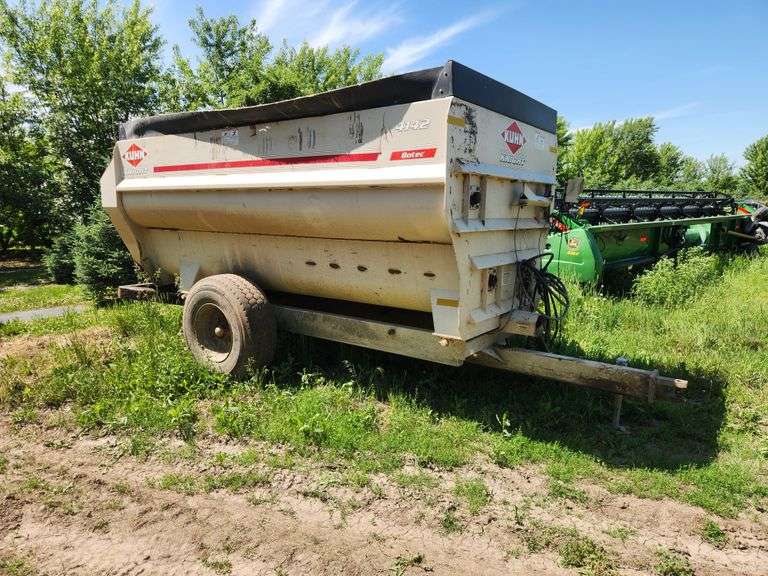 Kuhn Knight 4142 – 4 Auger Mixer Wagon with Auger Discharge, 1000 PTO, Scale Works, 3 New Drive Chai