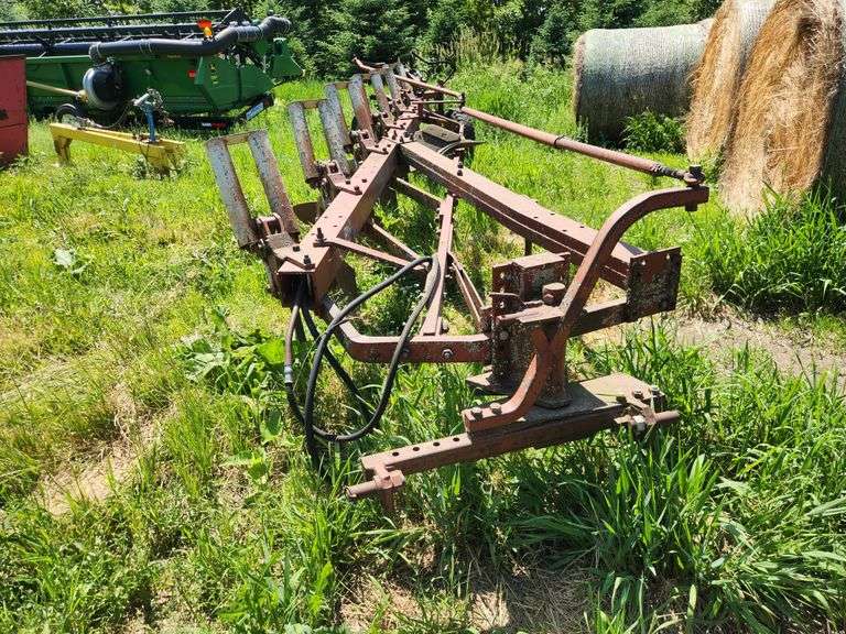 IHC 700 – 6 Bottom Plow, 6-18”, One Bottom is Broke Off, Selling As-Is. This Item is Located in Sout