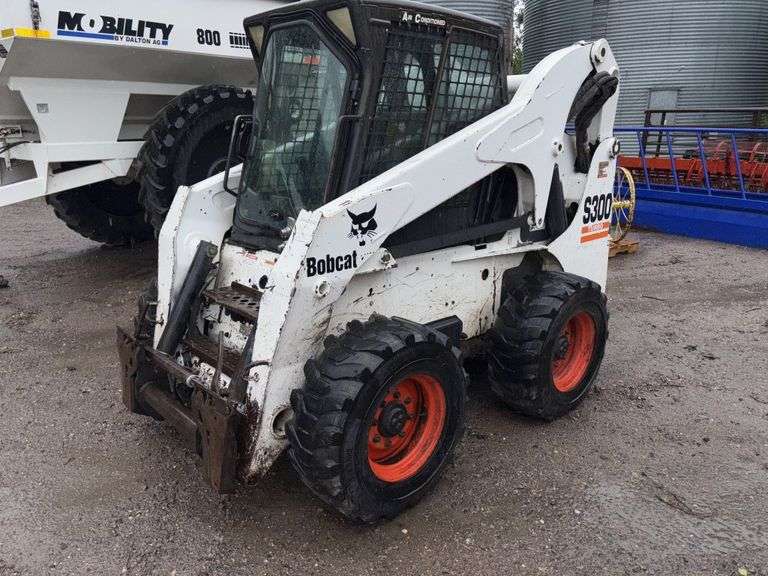 Bobcat S300 Turbo Skidloader, 12-16.5 Tires, Power Bob-Tach, Aux Hyd, A/C, Gold Package, Hand and Fo