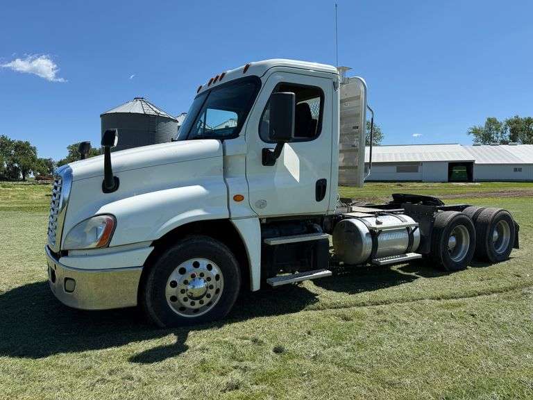 2015 Freightliner 125 Cascadia Semi Tractor, DD13 Detroit Engine @ 450hp, 219,415 Miles, Deleted, 10
