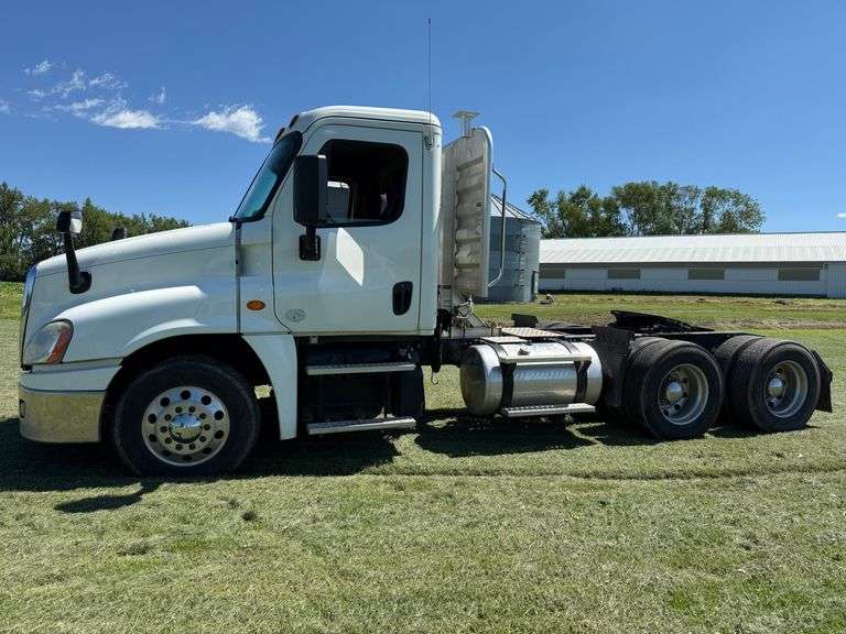 2015 Freightliner 125 Cascadia Semi Tractor, DD13 Detroit Engine @ 450hp, 219,415 Miles, Deleted, 10