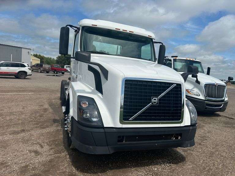 2015 Volvo VNL Daycab, D13 Engine with 425hp, 457,000 Miles, I Shift Transmission, 180” Wheelbase, A