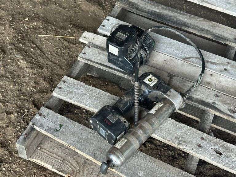 14.4 Volt Battery Operated Grease Gun with 2 Batteries and Charger, Woks as it Should per Seller