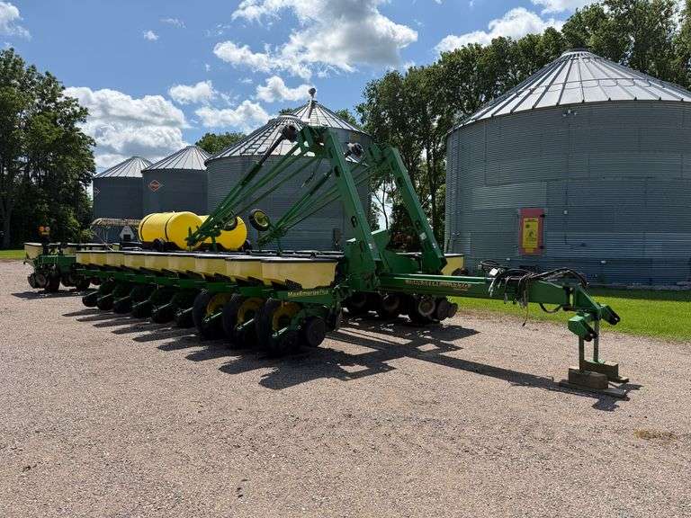 John Deere 1770 Conservation 24R30” Planter, 3 Bushel Boxes, (2) 200 Gallon Liquid Fertilizer Tanks 