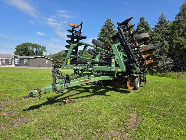 Wishek 862NT Tandem Disk, 30’, Rotary Scrapers, Approx 29” Front Blades, Approx 29” Rear Blades, 385