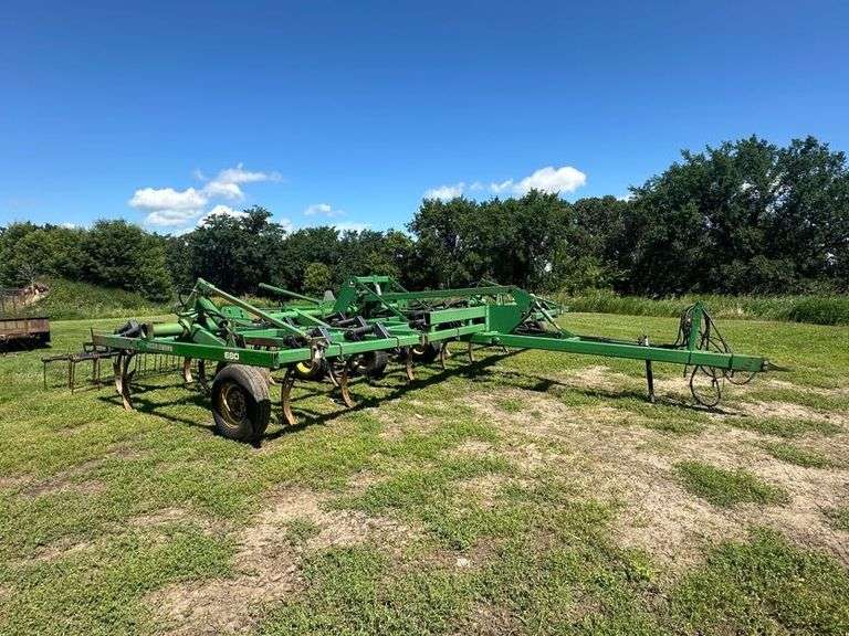 John Deere 680 Chisel Plow, 25’ Wide, Fold up Wings, Walking Tandems, 3 Bar Harrow, SN: 002635