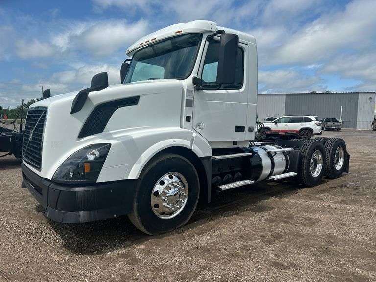 2015 Volvo VNL Daycab, D13 Engine with 425hp, 457,000 Miles, I Shift Transmission, 180” Wheelbase, A