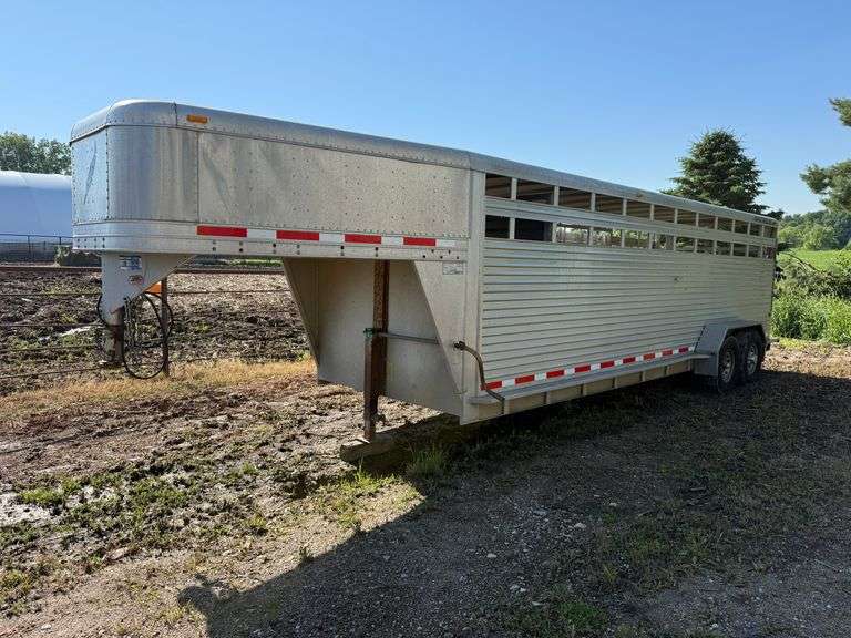 2001 Featherlite 6.7’ x 24’ Aluminum Gooseneck Livestock Trailer, Tandem Axle, 2 Dividers, Good Floo