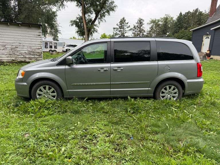 2014 Chrysler Town and Country Van, 140K Miles, Leather, DVD Player, 3.6L, 17” wheels, VIN:2C4RC1BG4