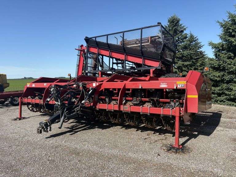 2006 Amity 12R22” 2700 Sugarbeet Lifter, Approx 400 Acres on new hard surface wheels, 1 year on rear
