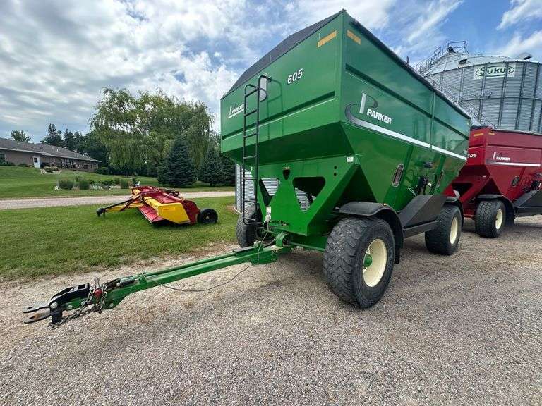 2010 Parker Model 605 Gravity Box, Lights, Brakes, Roll Tarp, 445/65R22.5 Tires on 10 Bolt Hubs, Fen
