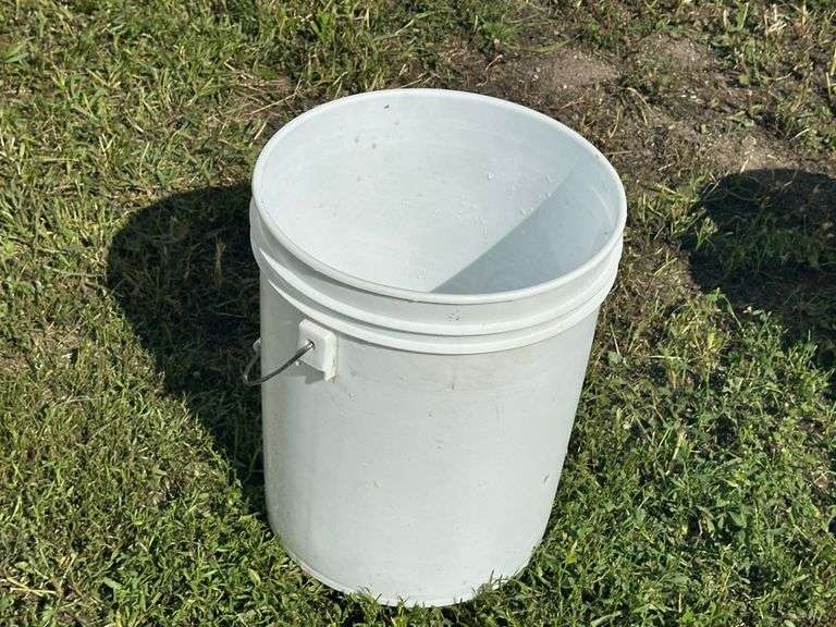 (25) 5 Gallon White Plastic Pails with Lids, Never Used, Buying All for One Money