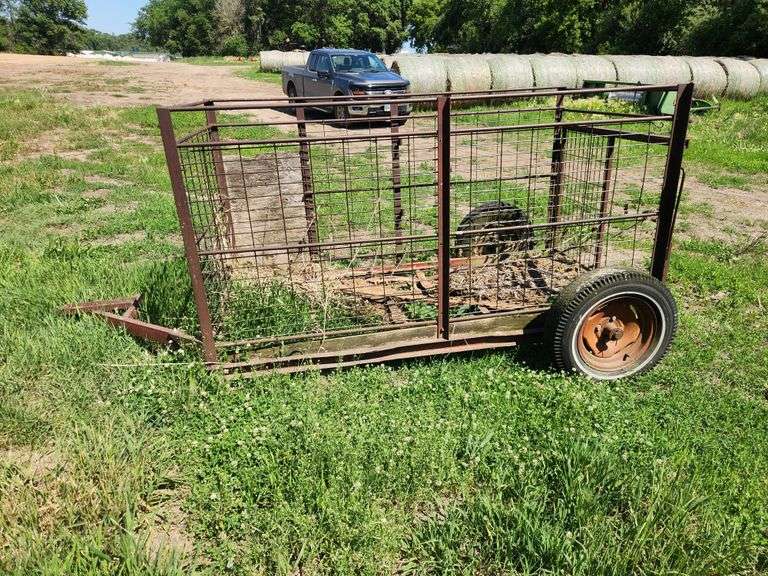 Pull Type Calf Cart, Load from Back or Side, Needs New Floor. This Item is Located in South Dakota, 
