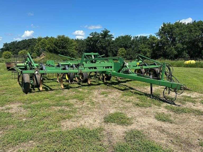 John Deere 680 Chisel Plow, 25’ Wide, Fold up Wings, Walking Tandems, 3 Bar Harrow, SN: 002635