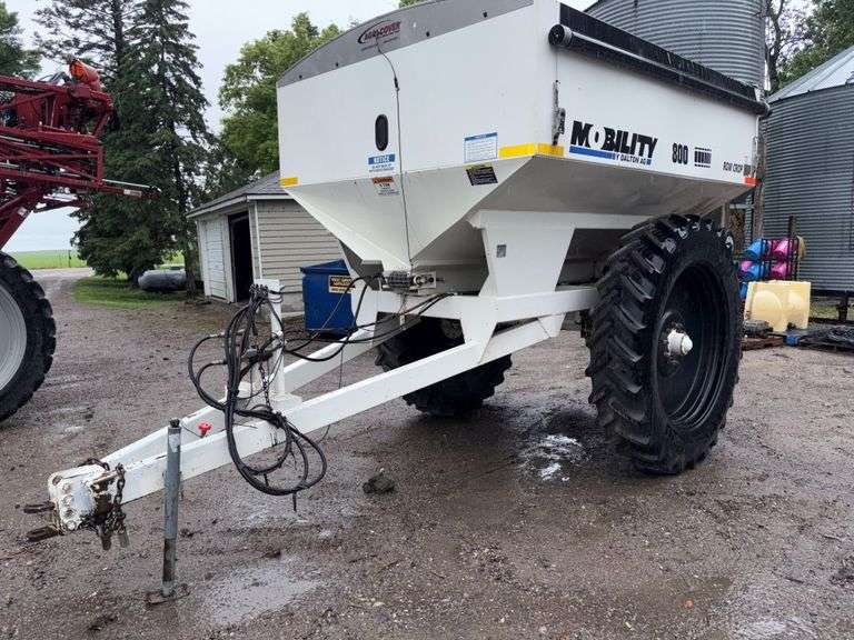 Mobility 800 Row Crop Fertilizer Spreader, Pull Type, 60’ Spread, 380/90R46 Singles, Adjustable Axle
