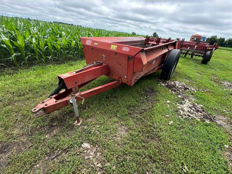 International Model 530 Manure Spreader, 540 PTO, 10.00x20 Tires, Very Little Useage
