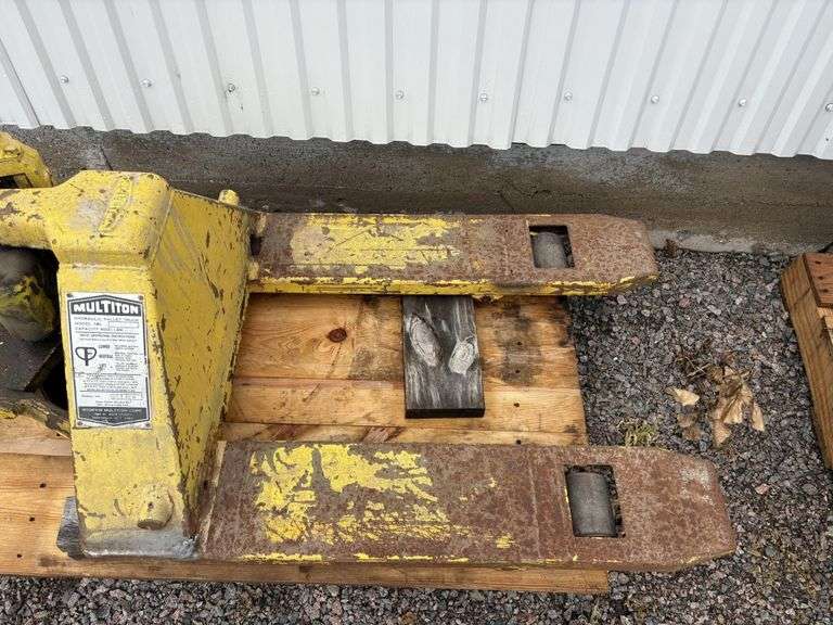 Multiton Pallet Jack, 5000#, 30” Forks, *works as should per seller