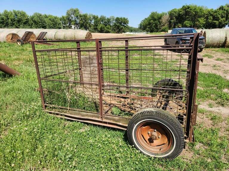 Pull Type Calf Cart, Load from Back or Side, Needs New Floor. This Item is Located in South Dakota, 