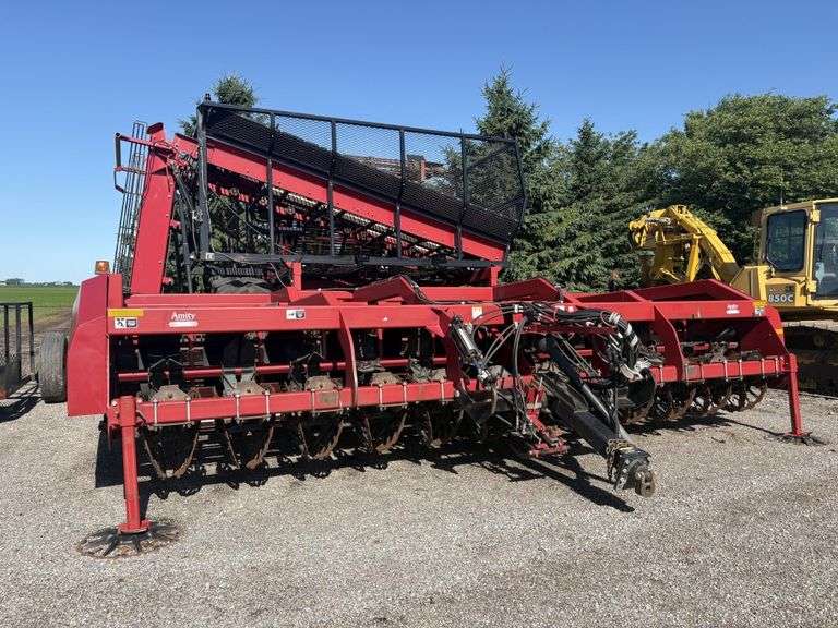2006 Amity 12R22” 2700 Sugarbeet Lifter, Approx 400 Acres on new hard surface wheels, 1 year on rear