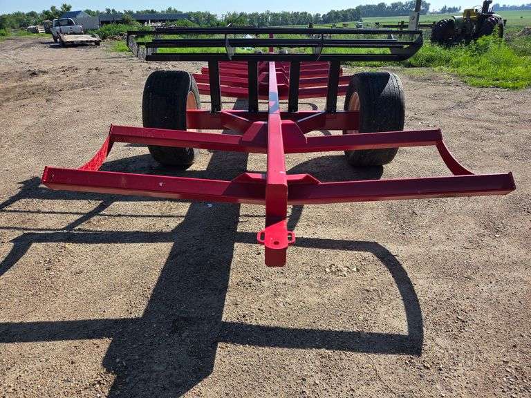 Industires America 825 – 10 Bale Wagon, Tricycle Front, 445/50R22.5 Rear Tires, 235-80R16 Fronts, Ex
