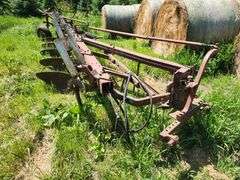 IHC 700 – 6 Bottom Plow, 6-18”, One Bottom is Broke Off, Selling As-Is. This Item is Located in Sout