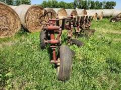 IHC 700 – 6 Bottom Plow, 6-18”, One Bottom is Broke Off, Selling As-Is. This Item is Located in Sout