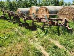 IHC 700 – 6 Bottom Plow, 6-18”, One Bottom is Broke Off, Selling As-Is. This Item is Located in Sout