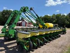John Deere 1770 Conservation 24R30” Planter, 3 Bushel Boxes, (2) 200 Gallon Liquid Fertilizer Tanks 
