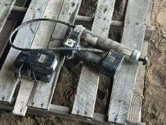 14.4 Volt Battery Operated Grease Gun with 2 Batteries and Charger, Woks as it Should per Seller