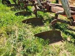 IHC 700 – 6 Bottom Plow, 6-18”, One Bottom is Broke Off, Selling As-Is. This Item is Located in Sout